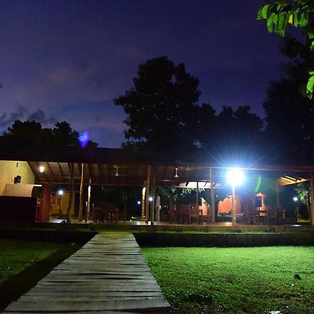 Indika Lake Resort Nuwarawewa East Exteriér fotografie