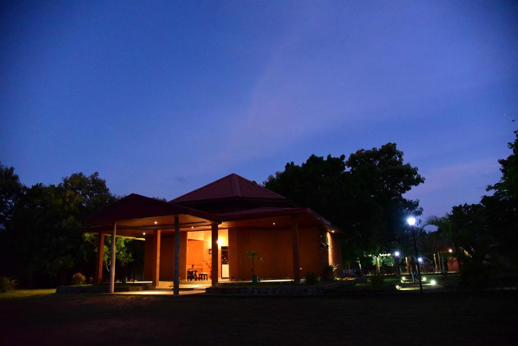Indika Lake Resort Nuwarawewa East Exteriér fotografie
