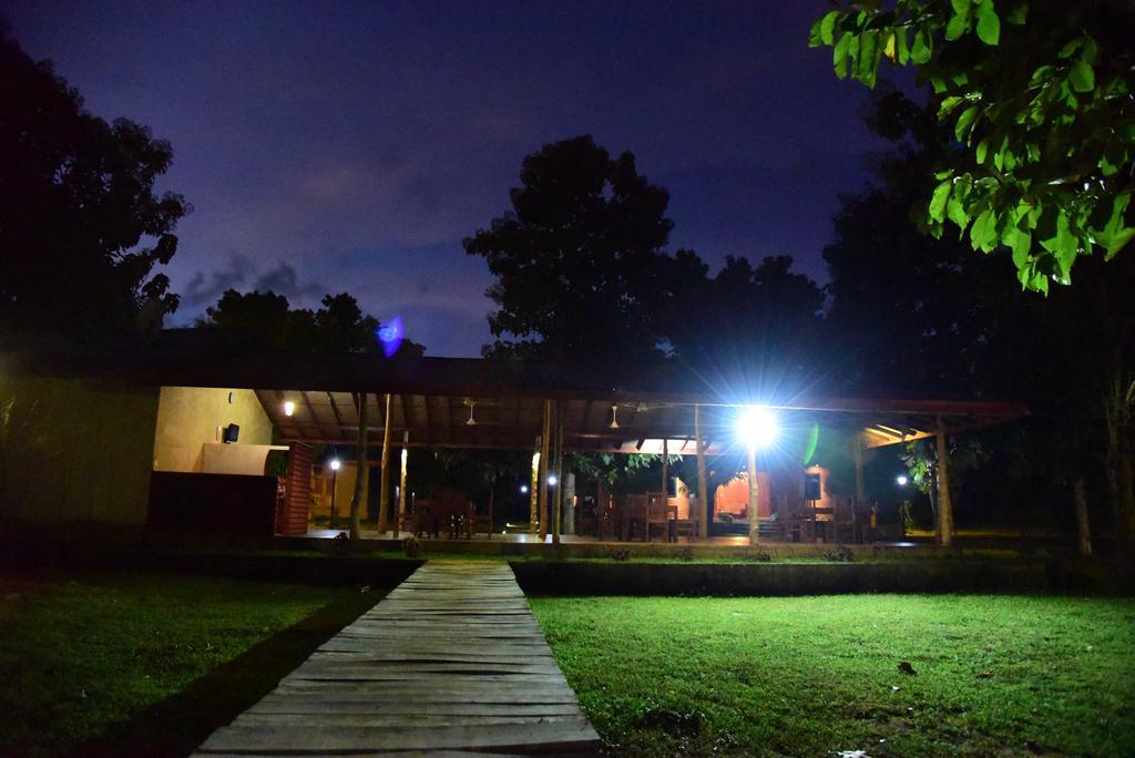Indika Lake Resort Nuwarawewa East Exteriér fotografie