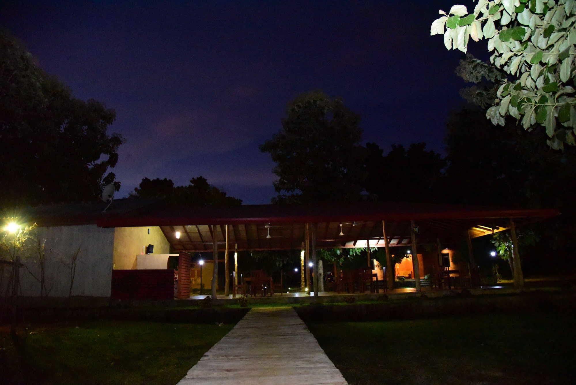 Indika Lake Resort Nuwarawewa East Exteriér fotografie