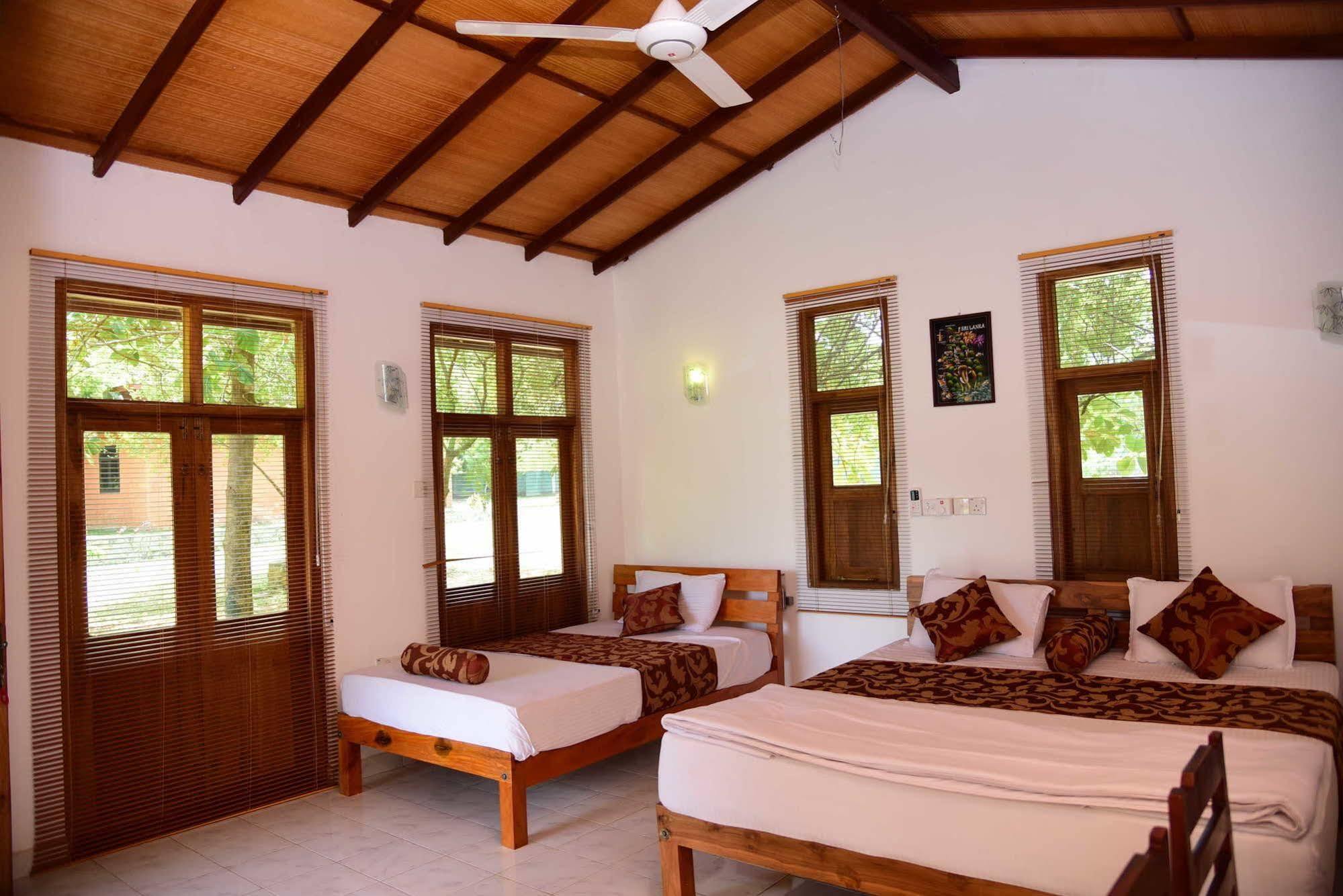 Indika Lake Resort Nuwarawewa East Exteriér fotografie