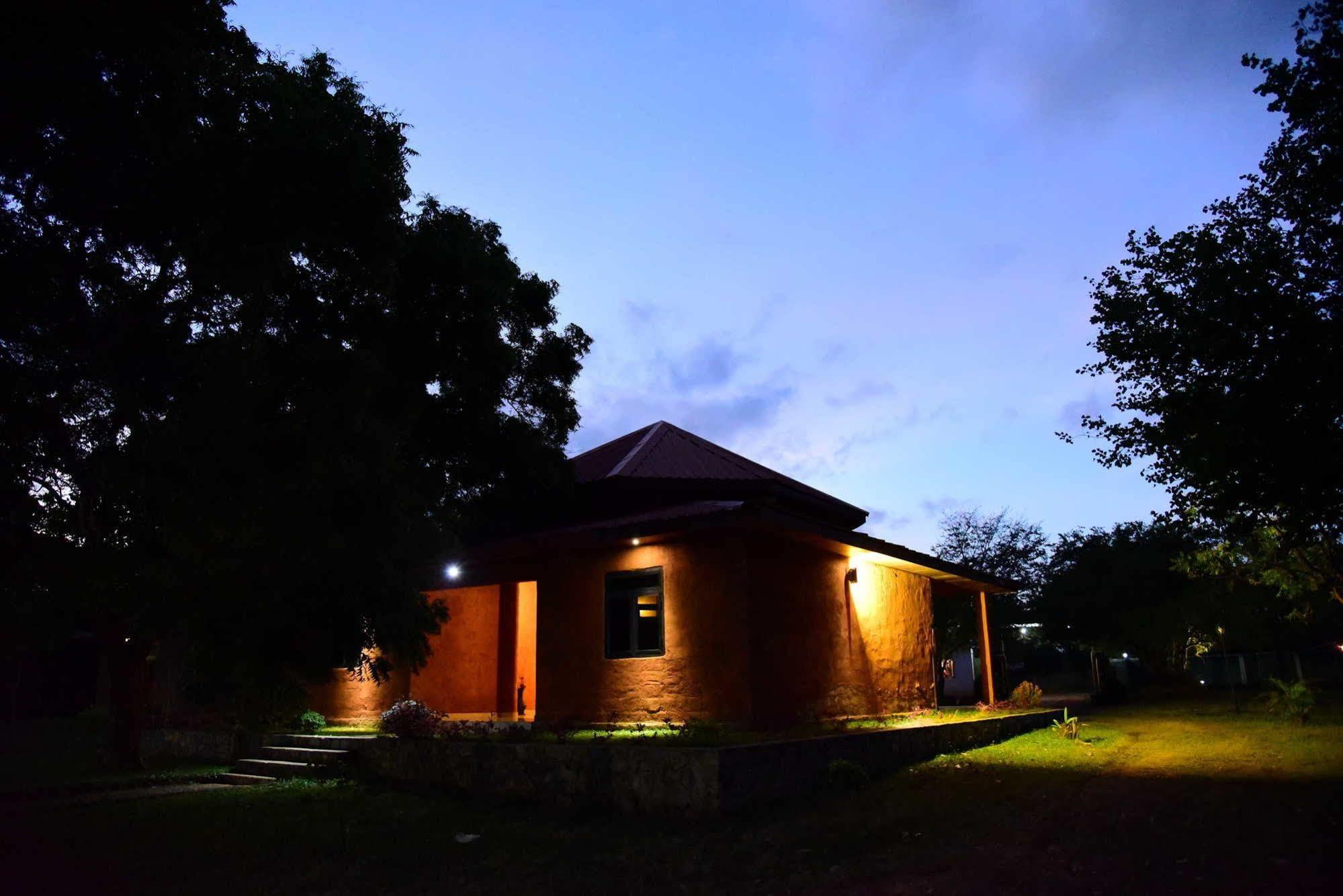 Indika Lake Resort Nuwarawewa East Exteriér fotografie