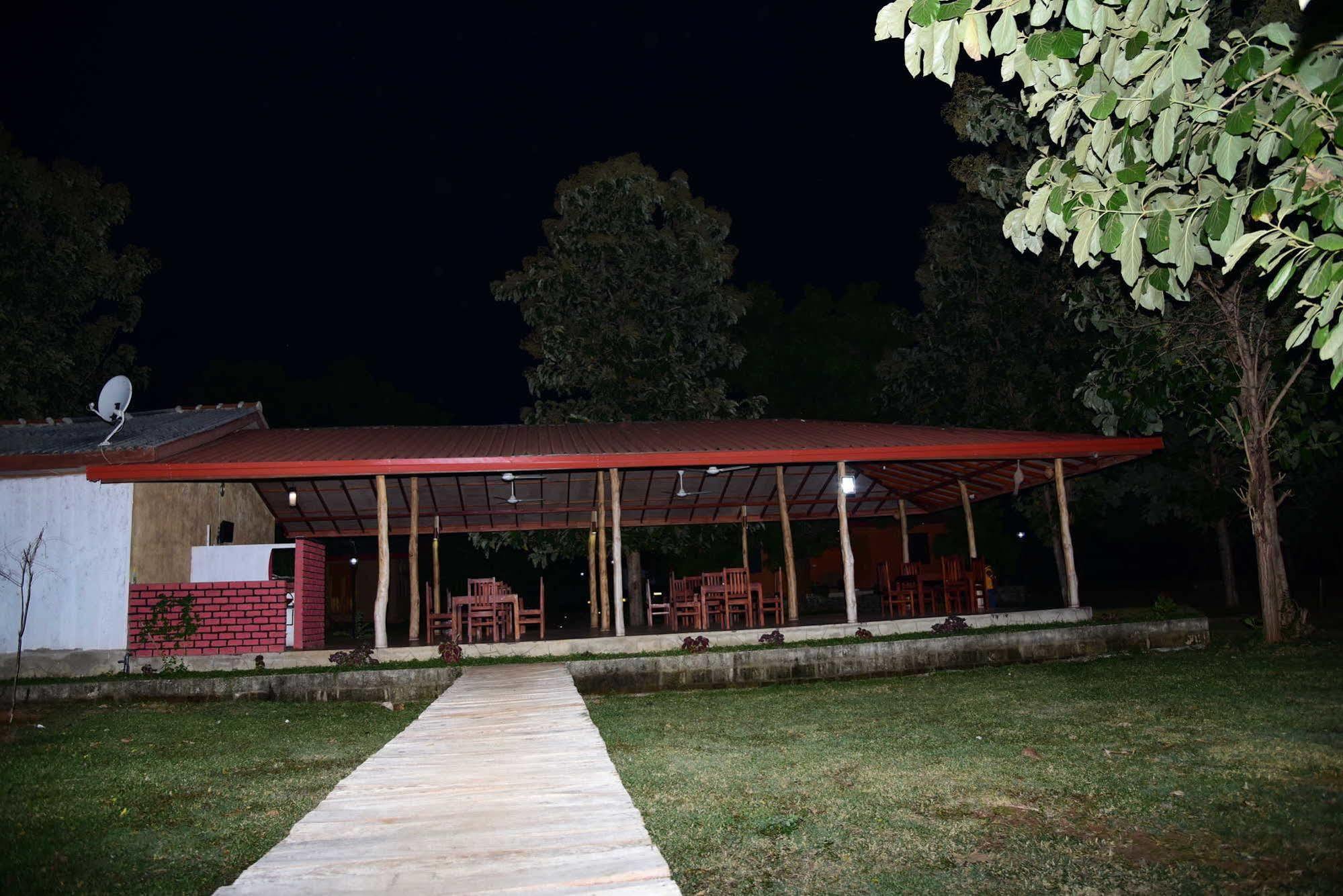 Indika Lake Resort Nuwarawewa East Exteriér fotografie
